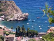 Taormina, vista su una spiaggia
