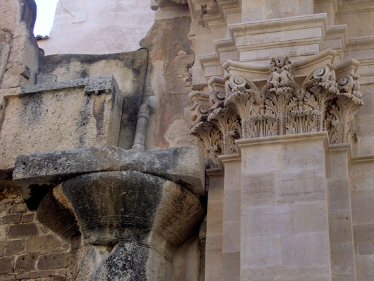Duomo, particolare: colonna dorica incastonata nell'architettura barocca