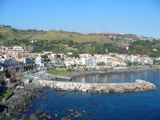 Il porto di Aci Castello