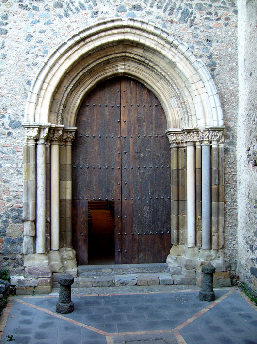 Castello Nelson. Chiesa di S. Maria di Maniace, portale