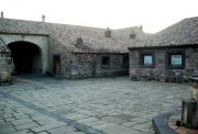 Castello dell'ammiraglio Nelson, cortile dell'abbazia