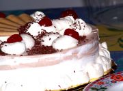 Torta siciliana, panna gelato e ciliegie candite